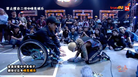 中字 泰国smtm 淘汰海选现场残疾人选手导师下跪道歉, 假如是中国新说唱的导师,他会这样做吗?